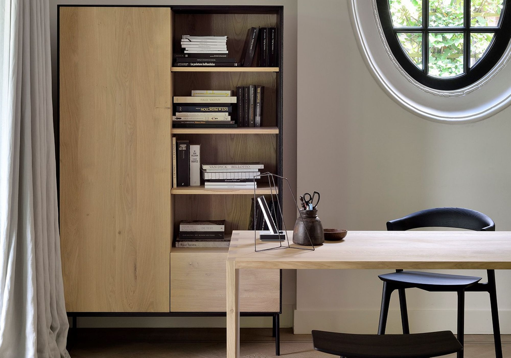 Armoire Blackbird en chêne massif avec rangements ETHNICRAFT