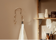 Double Patère Curvature en laiton - FERM LIVING