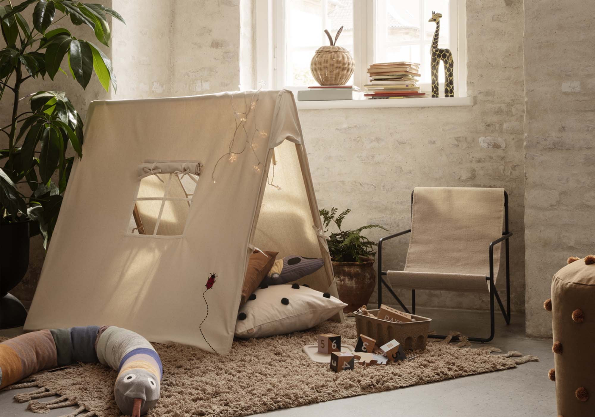 Chaise Lounge Desert - Noir/Stripe Ferm Living pour chambre enfant - Les  Enfants du Design