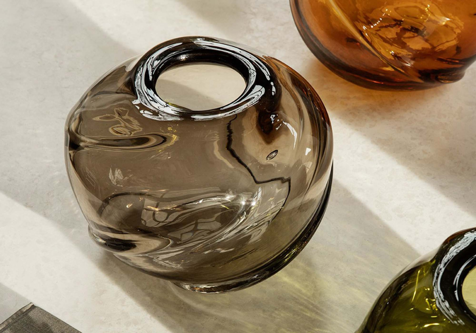 Vase rond Water Swirl en verre gris fumé - FERM LIVING