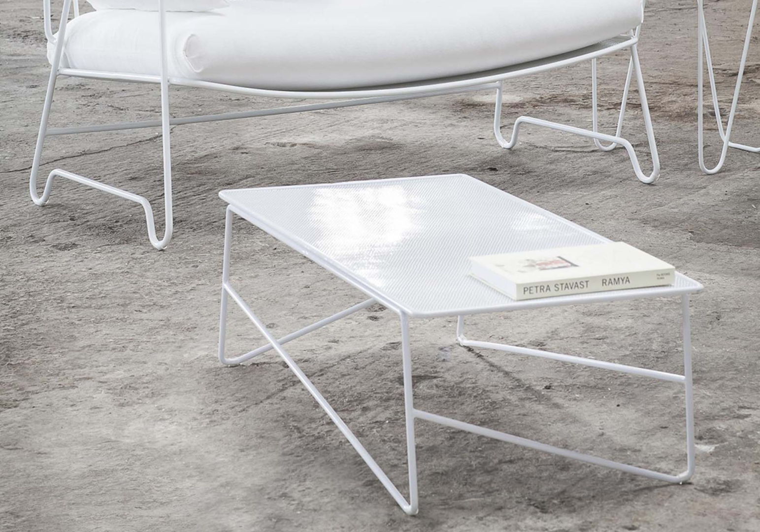 Table basse d'exterieur blanche en aluminium Paola Navone - SERAX