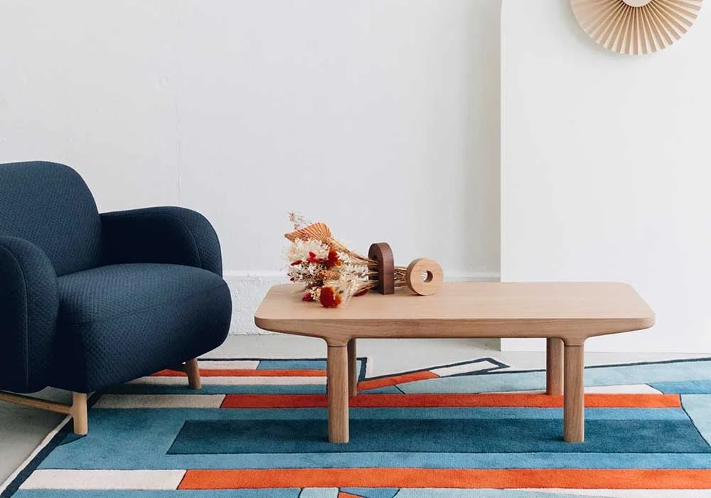 table basse en chêne dans un intérieur scandinave