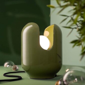 Good lights…une sélection de luminaires à faire pâlir n’importe quel fan de design ! 
Un choix infini à découvrir d’urgence dans vos Good design stores !