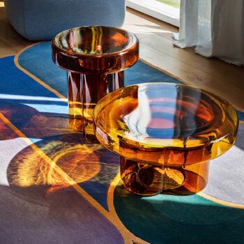 « Soufflé à pleins poumons
Soda naît la tête en bas, d’un souffle. Elle pèse 20 kilos et est soufflée, démoulée et façonnée par trois maîtres-verriers. Le résultat est un volume unique de verre où trois grands pétales dessinent le corps central.

Dans Soda, la matière vibre :  l’enveloppe dure et martelée du verre en fragmente la transparence en lui donnant une esthétique primitive. C’est la valeur artistique accordée au produit industriel. »

Les sublimes Soda @miniformsofficial  disponibles dans vos Good design stores…venez découvrir toutes leurs collections, tout est grandiose !