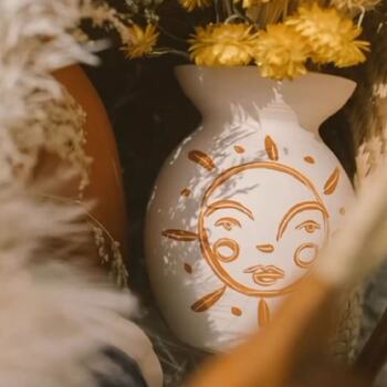 Vous connaissez notre amour pour Le Sud et pour l’artisanat ! 
Et bien voici notre nouvelle collab @maison_bonjour @foliessauvages @gooddesignstore ! 
Terre Soleil Mer de jolies compos florales dans leur vase entièrement réalisé à la main à découvrir d’urgence dans vos @gooddesignstore !
————————————-
Credit photo @maddiebroderick