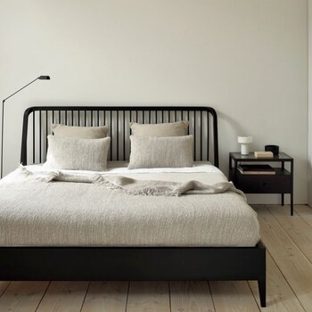 Le lit Spindle @ethnicraft existe maintenant en noir…une perle d’élégance !
